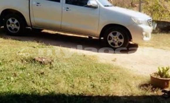 Buy Used Toyota Hilux White Car in Vientiane in Vientiane Province Buy Used Toyota Hilux White Car in Vientiane in Vientiane Province