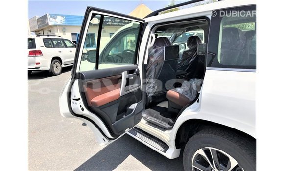 Acheter Import Voiture Toyota Land Cruiser Blanc à Import - Dubai, Attapeu Province Acheter Import Voiture Toyota Land Cruiser Blanc à Import - Dubai, Attapeu Province
