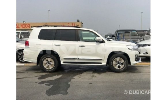 Acheter Import Voiture Toyota Land Cruiser Blanc à Import - Dubai, Attapeu Province Acheter Import Voiture Toyota Land Cruiser Blanc à Import - Dubai, Attapeu Province
