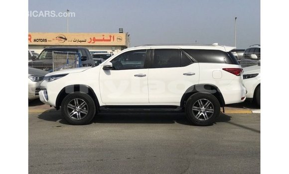 Acheter Import Voiture Toyota Fortuner Blanc à Import - Dubai, Attapeu Province Acheter Import Voiture Toyota Fortuner Blanc à Import - Dubai, Attapeu Province