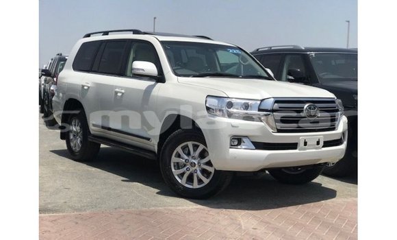 Acheter Import Voiture Toyota Land Cruiser Blanc à Import - Dubai, Attapeu Province Acheter Import Voiture Toyota Land Cruiser Blanc à Import - Dubai, Attapeu Province