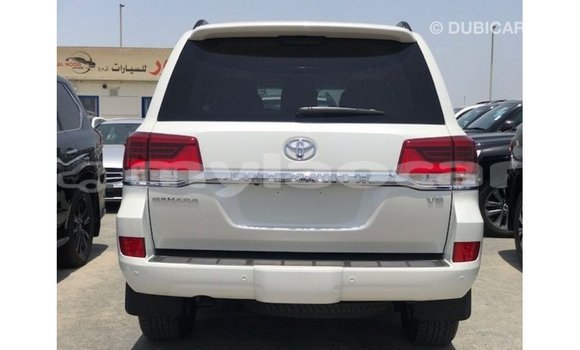 Acheter Import Voiture Toyota Land Cruiser Blanc à Import - Dubai, Attapeu Province Acheter Import Voiture Toyota Land Cruiser Blanc à Import - Dubai, Attapeu Province