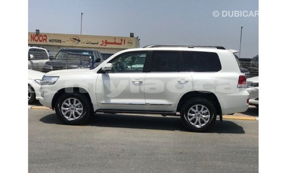 Acheter Import Voiture Toyota Land Cruiser Blanc à Import - Dubai, Attapeu Province Acheter Import Voiture Toyota Land Cruiser Blanc à Import - Dubai, Attapeu Province