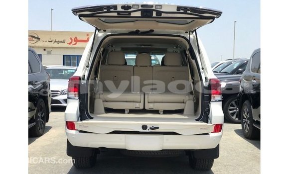 Acheter Import Voiture Toyota Land Cruiser Blanc à Import - Dubai, Attapeu Province Acheter Import Voiture Toyota Land Cruiser Blanc à Import - Dubai, Attapeu Province