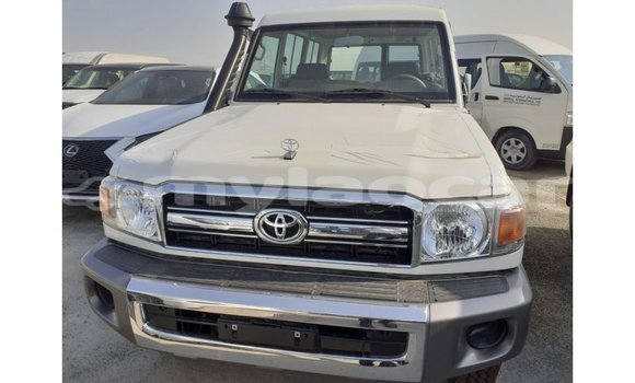 Buy Import Toyota Land Cruiser White Car in Import - Dubai in Attapeu Province