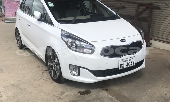 Acheter Occasion Voiture Kia Carens Blanc à Luang Prabang, Louangphabang Province Acheter Occasion Voiture Kia Carens Blanc à Luang Prabang, Louangphabang Province