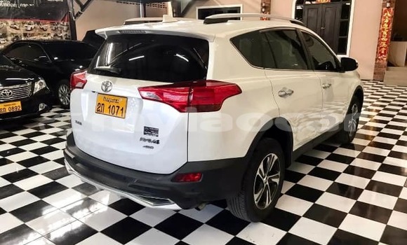 Buy Used Toyota Altezza White Car in Vientiane in Vientiane Province Buy Used Toyota Altezza White Car in Vientiane in Vientiane Province