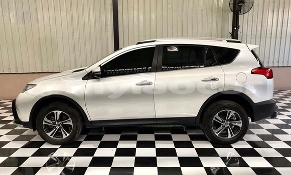 Buy Used Toyota Altezza White Car in Vientiane in Vientiane Province Buy Used Toyota Altezza White Car in Vientiane in Vientiane Province