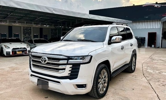 Buy Used Toyota Land Cruiser White Car in Vientiane in Vientiane Province Buy Used Toyota Land Cruiser White Car in Vientiane in Vientiane Province