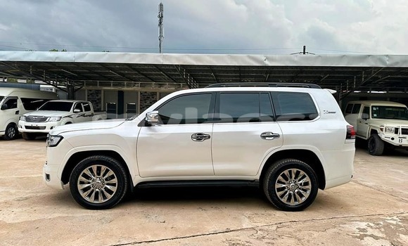 Buy Used Toyota Land Cruiser White Car in Vientiane in Vientiane Province Buy Used Toyota Land Cruiser White Car in Vientiane in Vientiane Province