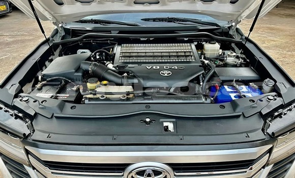 Buy Used Toyota Land Cruiser White Car in Vientiane in Vientiane Province Buy Used Toyota Land Cruiser White Car in Vientiane in Vientiane Province
