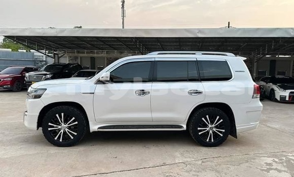 Buy Used Toyota Land Cruiser White Car in Vientiane in Vientiane Province Buy Used Toyota Land Cruiser White Car in Vientiane in Vientiane Province
