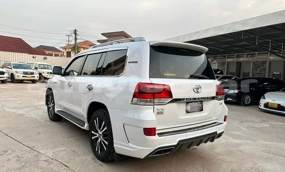 Buy Used Toyota Land Cruiser White Car in Vientiane in Vientiane Province Buy Used Toyota Land Cruiser White Car in Vientiane in Vientiane Province