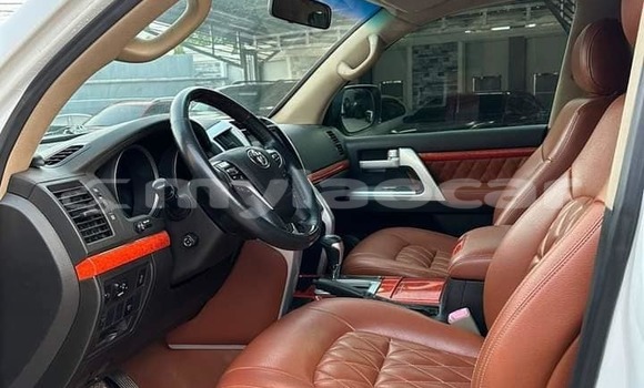 Buy Used Toyota Land Cruiser White Car in Vientiane in Vientiane Province Buy Used Toyota Land Cruiser White Car in Vientiane in Vientiane Province