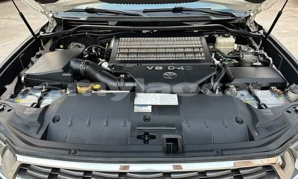 Buy Used Toyota Land Cruiser White Car in Vientiane in Vientiane Province Buy Used Toyota Land Cruiser White Car in Vientiane in Vientiane Province