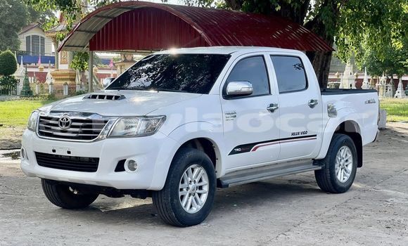 Buy Used Toyota Hilux White Car in Vientiane in Vientiane Province Buy Used Toyota Hilux White Car in Vientiane in Vientiane Province