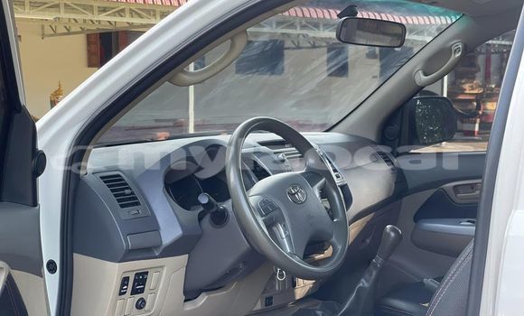 Buy Used Toyota Hilux White Car in Vientiane in Vientiane Province Buy Used Toyota Hilux White Car in Vientiane in Vientiane Province