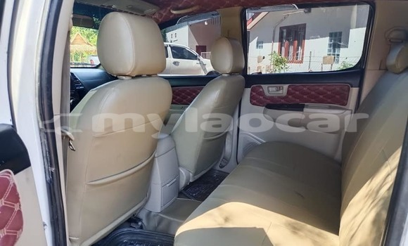 Buy Used Toyota Hilux White Car in Vientiane in Vientiane Province Buy Used Toyota Hilux White Car in Vientiane in Vientiane Province