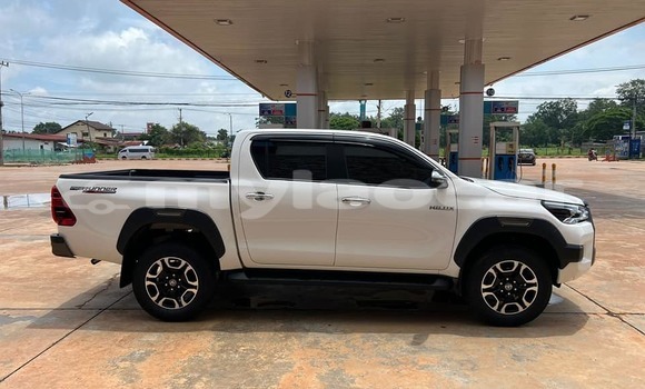 Buy Used Toyota Hilux White Car in Vientiane in Vientiane Province Buy Used Toyota Hilux White Car in Vientiane in Vientiane Province