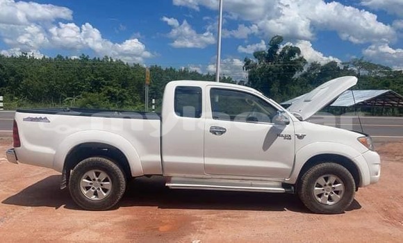 Buy Used Toyota Hilux White Car in Vientiane in Vientiane Province Buy Used Toyota Hilux White Car in Vientiane in Vientiane Province