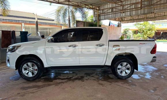 Buy Used Toyota Hilux White Car in Vientiane in Vientiane Province Buy Used Toyota Hilux White Car in Vientiane in Vientiane Province