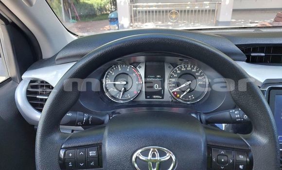 Buy Used Toyota Hilux White Car in Vientiane in Vientiane Province Buy Used Toyota Hilux White Car in Vientiane in Vientiane Province