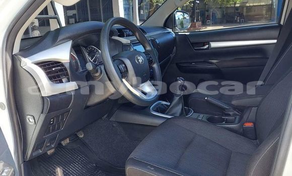 Buy Used Toyota Hilux White Car in Vientiane in Vientiane Province Buy Used Toyota Hilux White Car in Vientiane in Vientiane Province