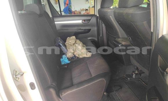 Buy Used Toyota Hilux White Car in Vientiane in Vientiane Province Buy Used Toyota Hilux White Car in Vientiane in Vientiane Province