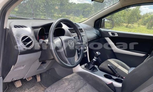 Buy Used Toyota Hilux White Car in Vientiane in Vientiane Province Buy Used Toyota Hilux White Car in Vientiane in Vientiane Province