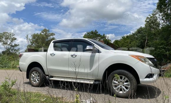 Buy Used Toyota Hilux White Car in Vientiane in Vientiane Province Buy Used Toyota Hilux White Car in Vientiane in Vientiane Province