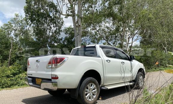 Buy Used Toyota Hilux White Car in Vientiane in Vientiane Province Buy Used Toyota Hilux White Car in Vientiane in Vientiane Province