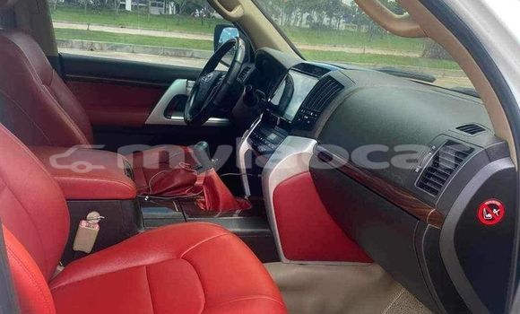 Buy Used Toyota Land Cruiser White Car in Vientiane in Vientiane Province Buy Used Toyota Land Cruiser White Car in Vientiane in Vientiane Province