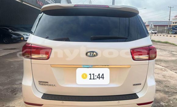 Buy Used Kia Sedona White Car in Vientiane in Vientiane Province Buy Used Kia Sedona White Car in Vientiane in Vientiane Province