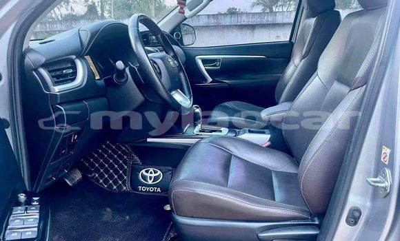 Buy Used Kia Sedona White Car in Vientiane in Vientiane Province Buy Used Kia Sedona White Car in Vientiane in Vientiane Province