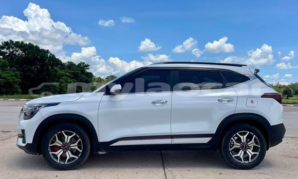 Buy Used Kia Sedona White Car in Vientiane in Vientiane Province Buy Used Kia Sedona White Car in Vientiane in Vientiane Province