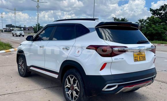 Buy Used Kia Sedona White Car in Vientiane in Vientiane Province Buy Used Kia Sedona White Car in Vientiane in Vientiane Province