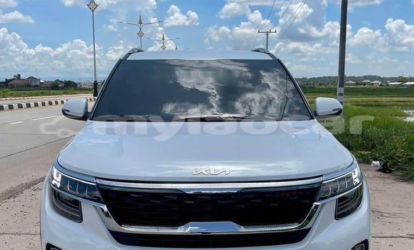 Buy Used Kia Sedona White Car in Vientiane in Vientiane Province Buy Used Kia Sedona White Car in Vientiane in Vientiane Province