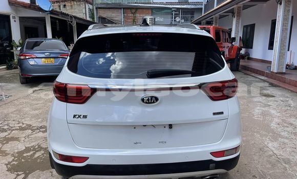 Buy Used Kia Sportage White Car in Vientiane in Vientiane Province Buy Used Kia Sportage White Car in Vientiane in Vientiane Province