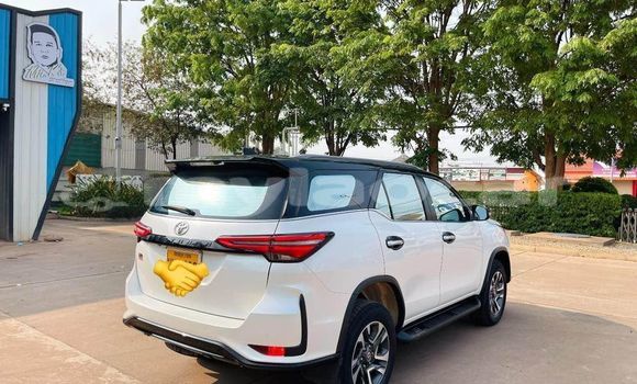 Buy Used Toyota Land Cruiser White Car in Vientiane in Vientiane Province Buy Used Toyota Land Cruiser White Car in Vientiane in Vientiane Province