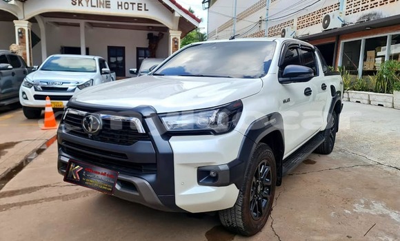 Buy Used Toyota Hiluxe Revo White Car in Vientiane in Vientiane Province Buy Used Toyota Hiluxe Revo White Car in Vientiane in Vientiane Province
