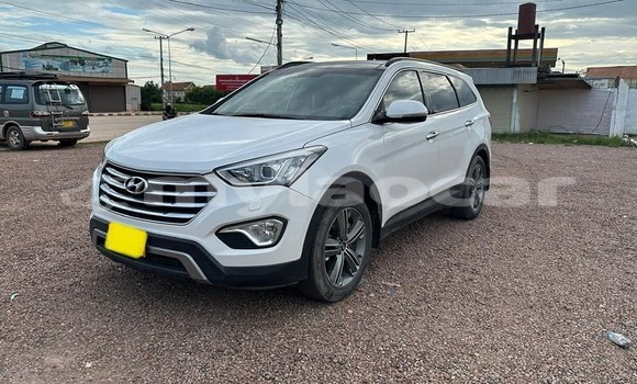 Buy Used Hyundai Grand Starex White Car in Vientiane in Vientiane Province