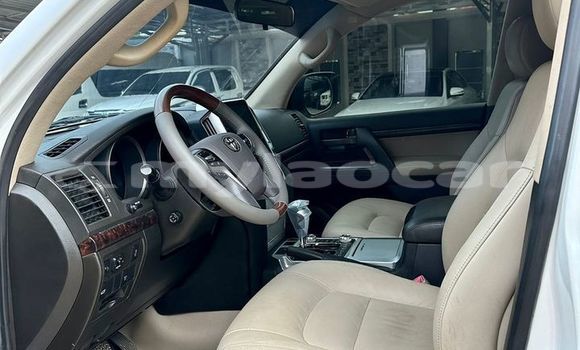 Buy Used Land Rover Range Rover White Car in Vientiane in Vientiane Province Buy Used Land Rover Range Rover White Car in Vientiane in Vientiane Province