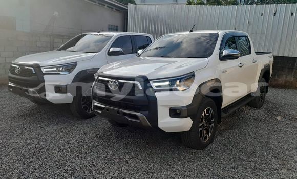 Buy Used Toyota Hilux White Car in Vientiane in Vientiane Province Buy Used Toyota Hilux White Car in Vientiane in Vientiane Province
