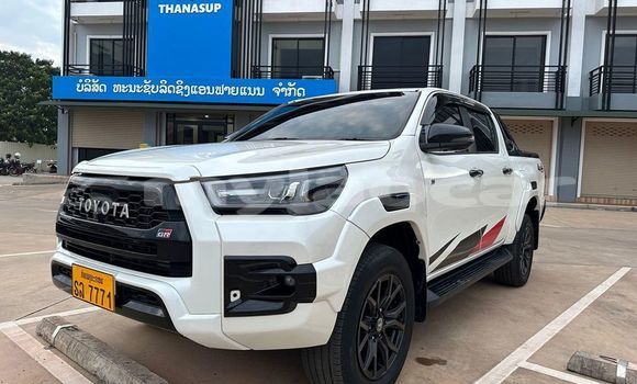 Buy Used Toyota Hiluxe Revo White Car in Vientiane in Vientiane Province Buy Used Toyota Hiluxe Revo White Car in Vientiane in Vientiane Province
