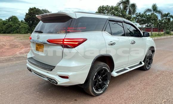 Acheter Occasion Voiture Toyota Fortuner Blanc à Vientiane, Vientiane Province Acheter Occasion Voiture Toyota Fortuner Blanc à Vientiane, Vientiane Province