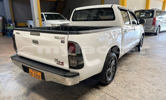 Buy Used Toyota Hilux White Car in Vientiane in Vientiane Province Buy Used Toyota Hilux White Car in Vientiane in Vientiane Province