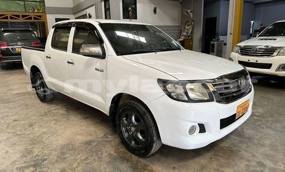 Buy Used Toyota Hilux White Car in Vientiane in Vientiane Province Buy Used Toyota Hilux White Car in Vientiane in Vientiane Province