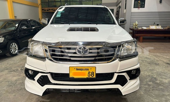 Buy Used Toyota Hilux White Car in Vientiane in Vientiane Province Buy Used Toyota Hilux White Car in Vientiane in Vientiane Province