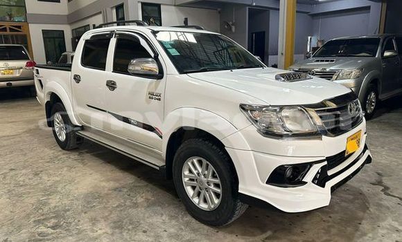 Buy Used Toyota Hilux White Car in Vientiane in Vientiane Province Buy Used Toyota Hilux White Car in Vientiane in Vientiane Province