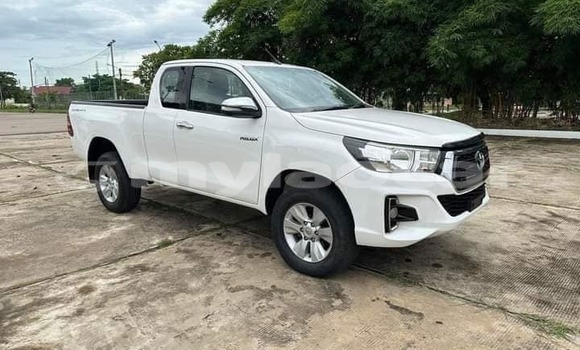 Buy Used Toyota Hilux White Car in Vientiane in Vientiane Province Buy Used Toyota Hilux White Car in Vientiane in Vientiane Province
